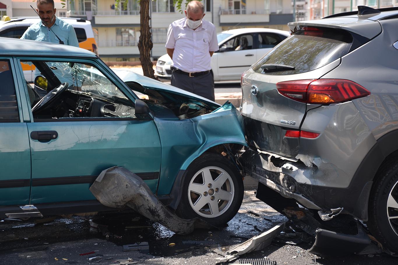 Diyarbakır’da karşıya geçmeye çalışan yaya, zincirleme kazaya sebep oldu
